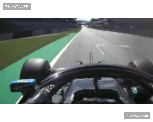 奥地利红牛环赛道，博塔斯赛车起火，车手及时逃生