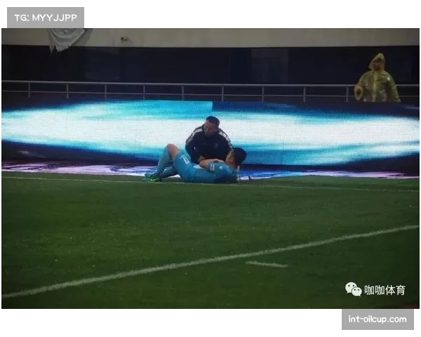 对手严重受伤倒地,本方队医第一时间上前协助救治